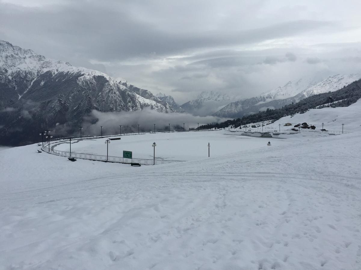 Clifftop Club Auli Joshīmath Екстериор снимка